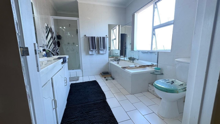 5 Bedroom Property for Sale in Sandbaai Western Cape
